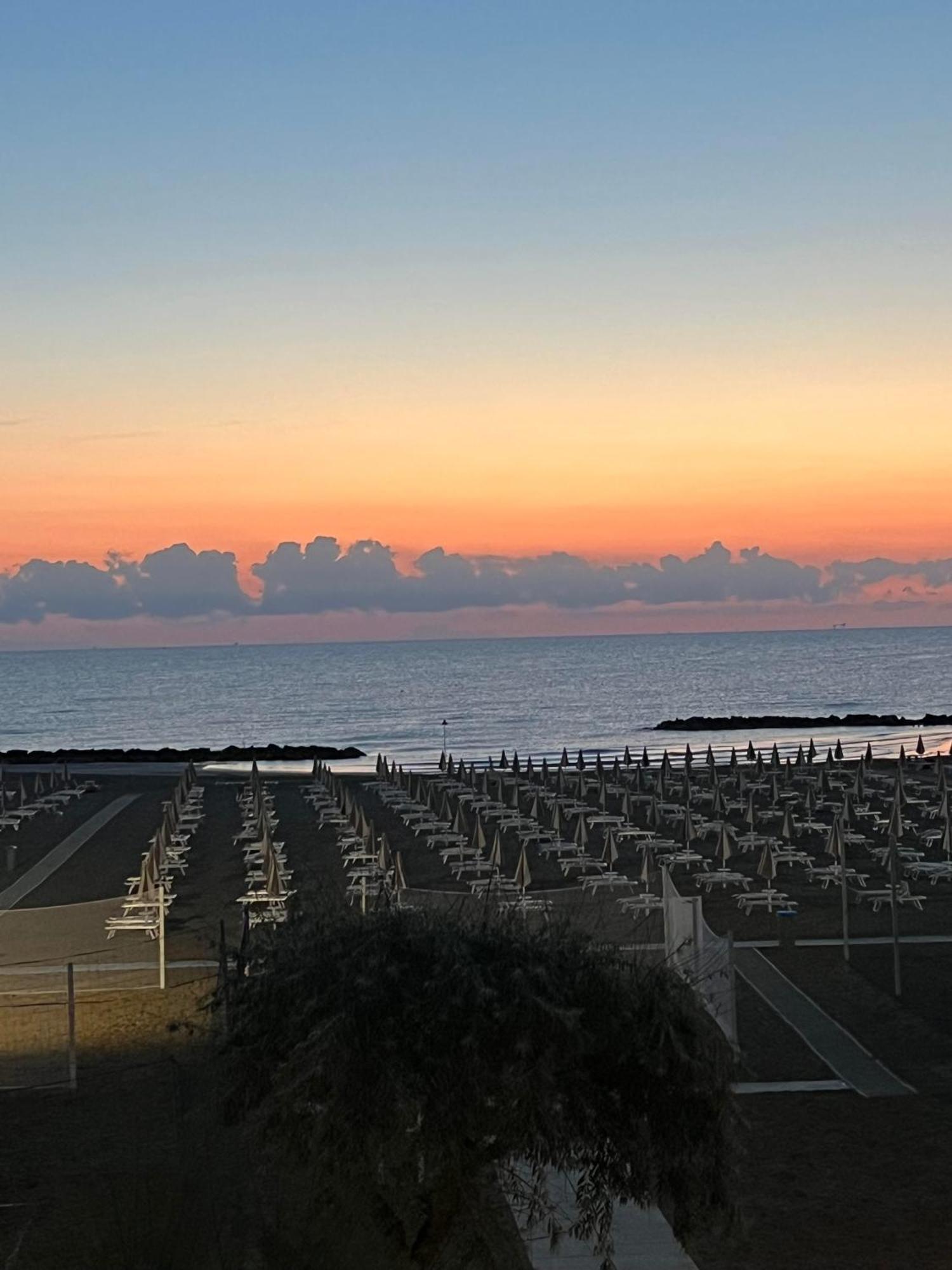 Hotel Cliff Rimini Bagian luar foto