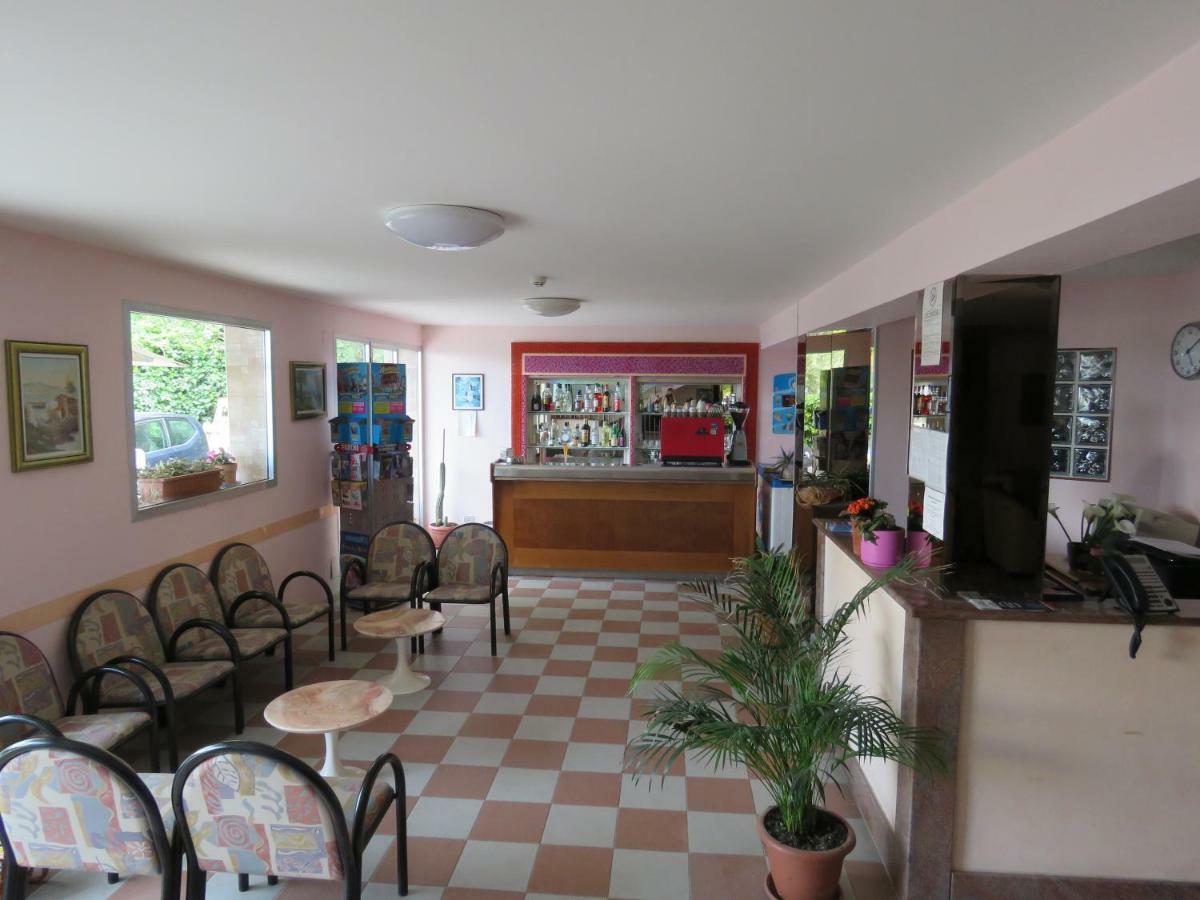Hotel Cliff Rimini Bagian luar foto