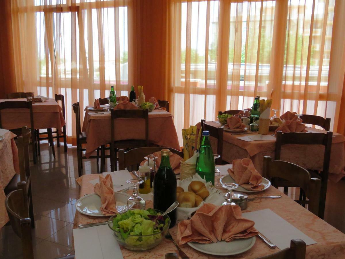Hotel Cliff Rimini Bagian luar foto