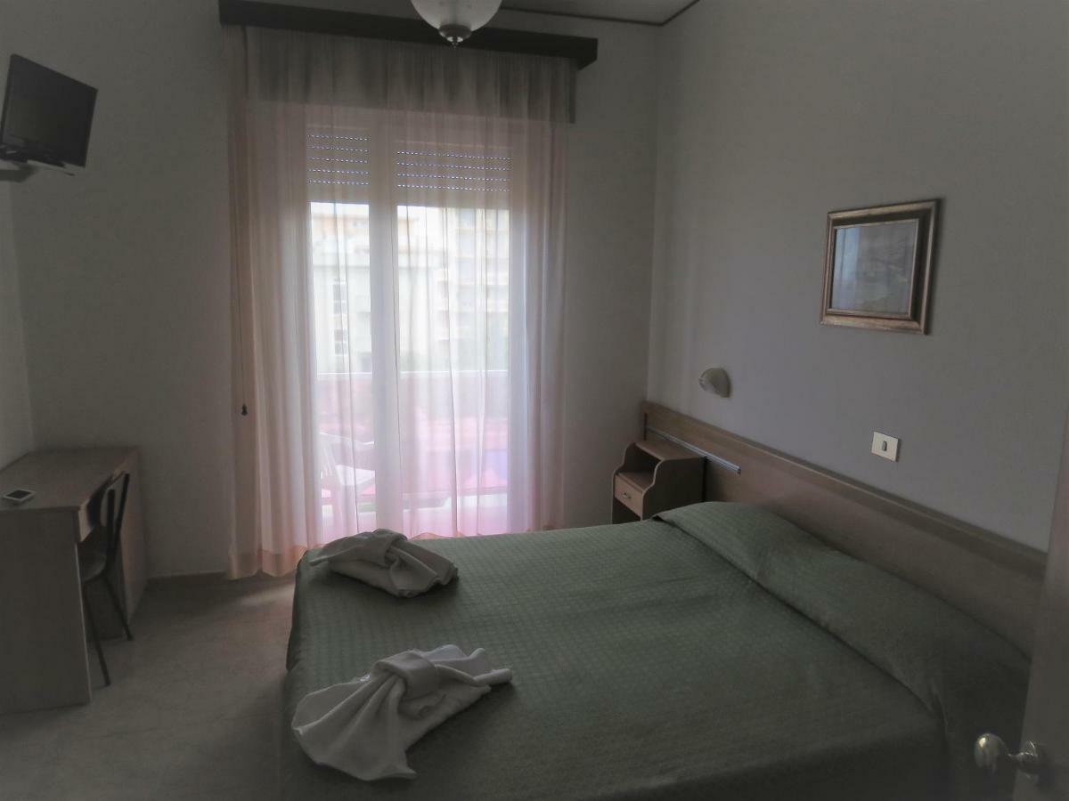 Hotel Cliff Rimini Bagian luar foto
