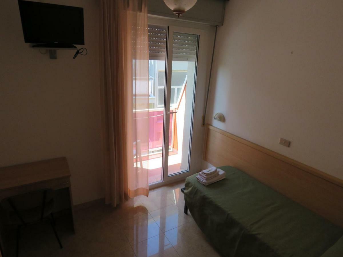 Hotel Cliff Rimini Bagian luar foto